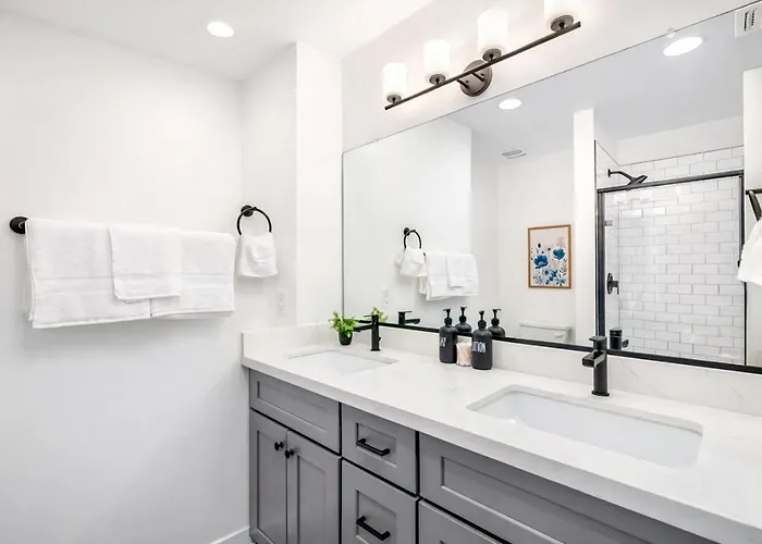 Sapphire Leaf- Luxury 3br- Pool, King Beds, Spacious, Quiet, Garage, Close To Airport And Oldtown Holiday home Phoenix